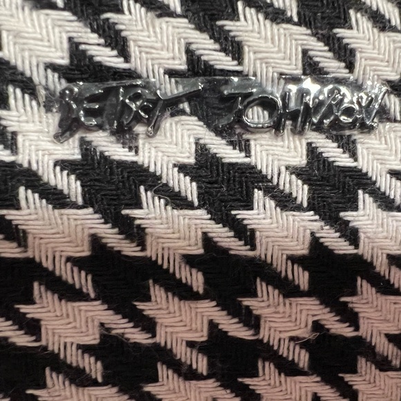 Betsey Johnson NWT Black & White Knit Houndstooth Zipper Wristlet Wallet (P072) - Picture 2 of 7